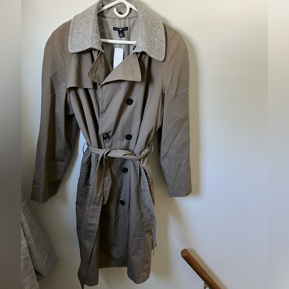NWT Gap lined trench! This is a stunning versatile piece